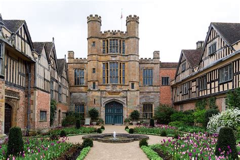 tudor manors of england.